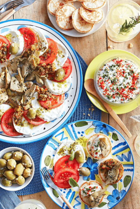 Salade Caprese aux Artichauts Grillés, Olives et Tartare de Courgettes